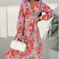 Robe fleurie tendance à manches longues, accentuant la taille, avec col en V et patte de boutonnage
