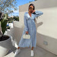 Robe fleurie tendance à manches longues, accentuant la taille, avec col en V et patte de boutonnage