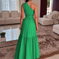 Robe longue élégante de couleur unie avec bretelles asymétriques et taille froncée