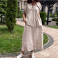 Robe ample et unie avec col en V et volants sur le devant