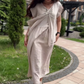 Robe ample et unie avec col en V et volants sur le devant