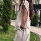 Robe ample et unie avec col en V et volants sur le devant