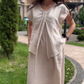 Robe ample et unie avec col en V et volants sur le devant