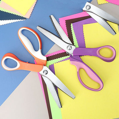 ✂️🧵 Ciseaux multifonctions en zigzag – Lames dentelées anti-effilochage, ressort confortable, coupez tissu, papier et cuir avec une finition propre, le couteau suisse des loisirs créatifs 🌸🎨
